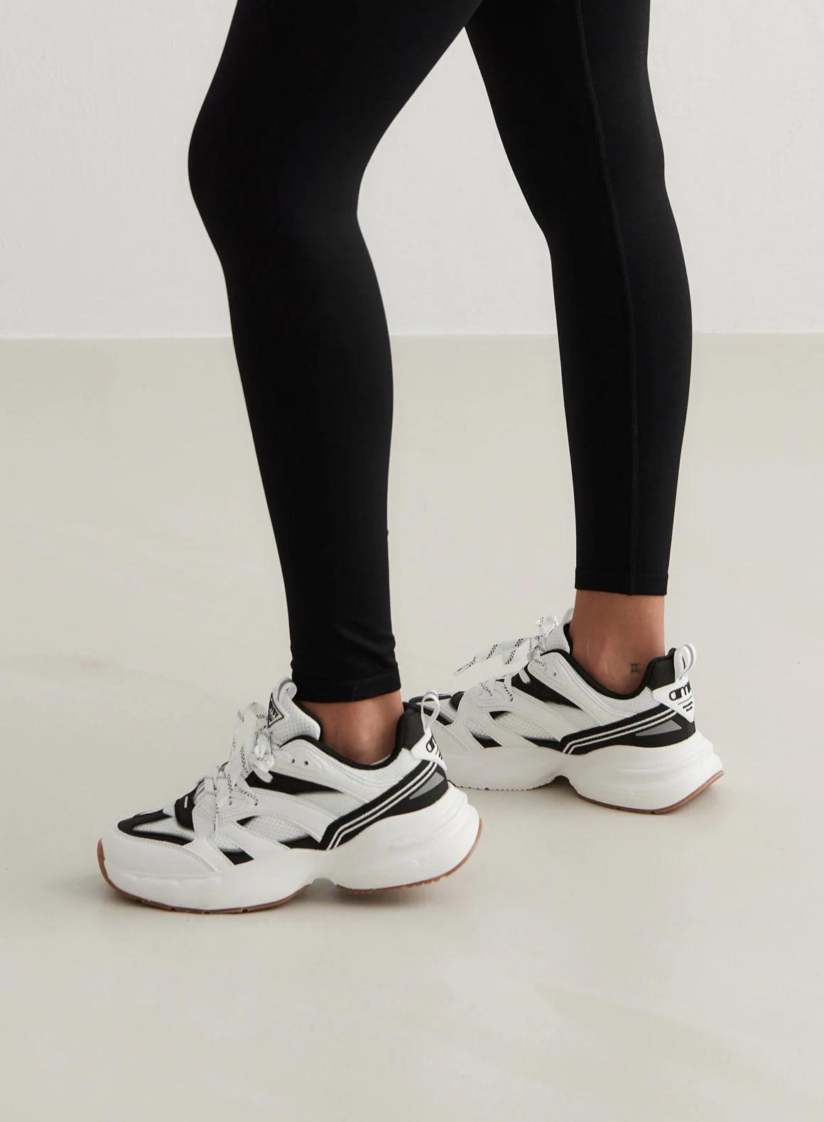 Black/White Athena 100 - Image 3